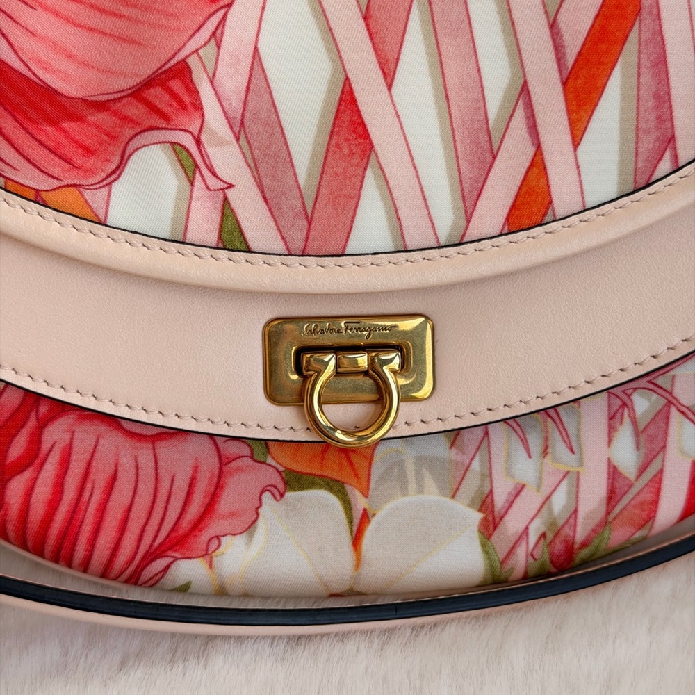 Salvatore Ferragamo Pink Floral Crossbody Bag Brand New - Picture 2 of 9